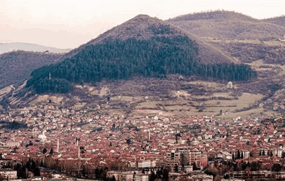 HIT NA BOSANSKOJ PIJACI: Prodaju flaše sa VAZDUHOM IZ PIRAMIDA U VISOKOM a na etiketi <span style='color:red;'><b>MASON</b></span>SKI ZNAK! (FOTO)   